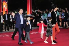 幼儿园毕业“走红毯”，网友：红毯秀成了一场比赛，这是在拼父母图片