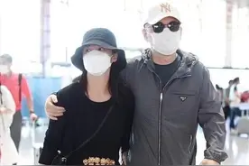 蒋勤勤难得高调一回，穿限量款连体裤走机场，镶了10颗钻很显贵气图片