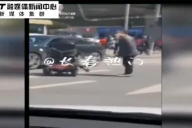 长春岭东路“光碟哥”咣咣砸车窗！强卖光碟25元一张图片
