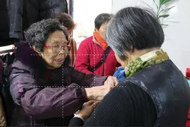 “还钱奶奶”陈金英的真还传：80岁欠下2077万，90岁还清图片