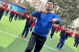 同学们，一起跳！小学校长领跳的课间健身操开始了图片