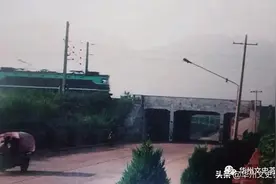 华州毕家巷道里的“蹦蹦车”图片