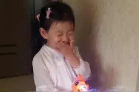 大S女儿的坐姿照火了，淑女形象尽显教养，网友感慨：真正的富养图片