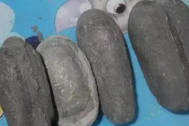 小伙河边意外捡到几块黑石头，带回家后发现不对，凿开一瞧不淡定图片