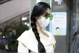 范冰冰深夜赶机太凄凉，穿衬衫无人接，棍粗长辫发量惊人似大姑娘图片