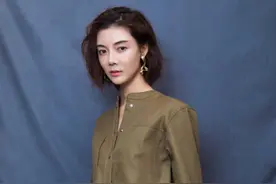 1米7的车晓身材真好，穿军绿色套装高级洋气，这腿快到别人腰了图片