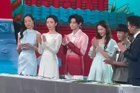 央视端午晚会彩排现场，李思思韩雪金晨同框，22岁小鬼站C位？图片