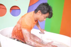 用一浴缸奥利奥牛奶泡澡什么体验？老外用实际行动告诉你答案视频封面