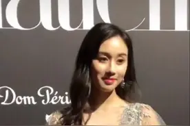 21岁何超欣罕露面，手臂粗壮身材圆润，被指比姐姐何超莲还显老图片