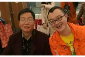 当年卖猪肉的北大毕业生，如今已有50多岁，那他的现状如何？图片