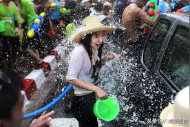 泼水节的那些湿身美女，个个都是尤物，看着真养眼图片
