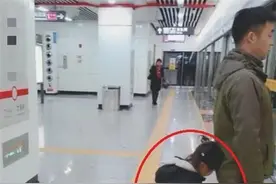 地铁上，爸爸带女儿等地铁照火了，网友：教养才是最高级别的炫富图片