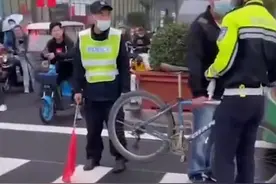 河北一男子骑车逆行遇交警，直接搬起自行车过马路：我车没着地啊图片