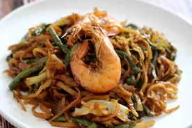 大虾焖饼做法：海鲜、肉、菜、主食 一锅出 味道鲜香 做法简单图片