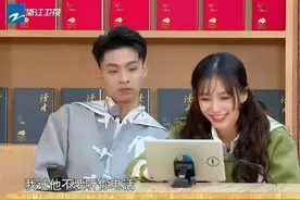baby综艺节目秀恩爱，提及老公黄晓明满脸笑意，婚变传闻不攻自破图片