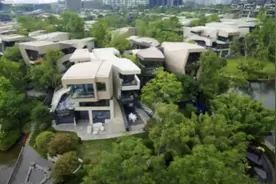 看看成都1.5亿豪宅，内部装修奢华无比，二楼阳台还有游泳池图片