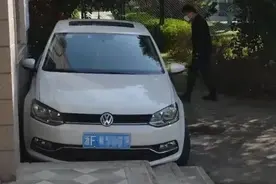浙江一女司机停车技术前所未见，最厉害的还在车底…看呆众人图片