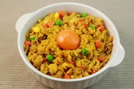 大米里加一把蒜苔，我家大米不够吃了，出锅孩子抢着吃，太解馋了图片