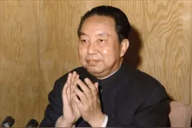 1952年蝗灾中的华国锋：带头手工捕蝗，边捞蝗虫边唱顺口溜图片