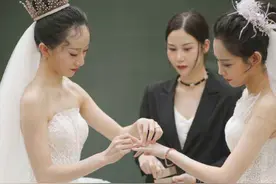 杨丽萍女徒弟举行同性婚礼，女友颜值绝不输明星，双方家长都支持图片