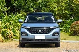 新宝骏的黑马MPV，后排堪比一张床，7.88万价格亲民，RM-5解析图片