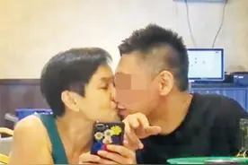 67岁老戏骨李影当众亲吻年轻帅哥被拍，大方回应：做人开心最重要图片