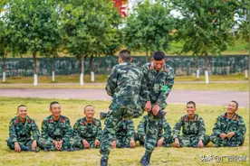听说新兵班长都有两幅面孔？我只能说，太可爱！图片
