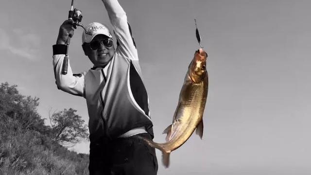 钓鱼最兴奋莫过于中鱼那一瞬间了,但中鱼后不一定能百分百把鱼钓上来