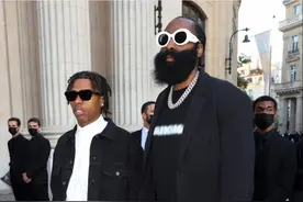 排面！哈登与侃爷出席巴黎时装周看秀，偷瞄侃爷身旁金发黑丝美女图片