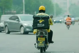 在送外卖的路上，我遇到一个拖着行李箱在路边哭泣的女孩图片