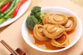 德叔带你揭秘真相：餐桌上的鲍鱼原来是这样养成的，网友：不敢想图片