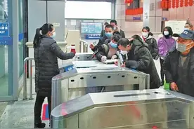 西客站根据旅客流量调整班车时刻图片