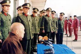 海灯法师：77高龄表演二指禅倒立，是真是假？风光背后骂声涌动图片