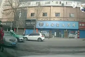 一家三口坐摩托，唯独不给孩子戴头盔？出了事故真后悔！图片