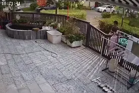 远亲不如近邻！江苏一房主不在家突然下起雨，好心邻居帮忙收衣服图片