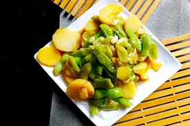 土豆炖豆角，大厨说做对1步翠绿鲜嫩比肉还好吃，难怪之前不好吃图片