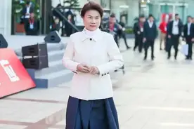 董明珠不只是企业家，她的穿搭特显贵妇气质，中国大妈不妨学习下图片