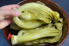 老奶奶分享50年腌酸菜配方，不放盐一晚就酸，比老坛还酸爽，收藏图片