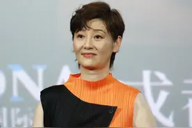 53岁的徐帆剪了短发后，不仅显得年轻气质也更好，连脸都小了不少图片