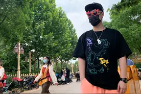 陈赫的夏日穿搭很简约，黑色T恤搭配橙色半截裤，简简单单就好图片