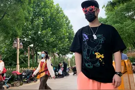 陈赫的夏日穿搭很简约，黑色T恤搭配橙色半截裤，简简单单就好图片
