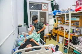 感动！河南18岁男孩带着高位截瘫的爸爸上大学：爸爸在哪，哪就是家图片