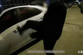 凌晨的街头，宝马车司机搭讪女子，言语轻佻！被拒后做出疯狂举动图片