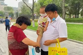 错换人生事件的两个画面，呈现的是和谐温馨，投射的是无奈遗憾图片