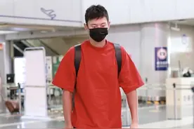 宁泽涛退役两年身材没走样，红T恤配黑短裤，帅气少年感不减当年图片