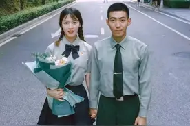 甜蜜暴击！女友毕业典礼，退役军人突然现身告白！图片