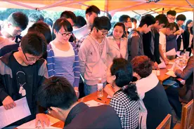 考不上公务员？这5类工作也很安稳，薪资福利不错，专科生可报图片