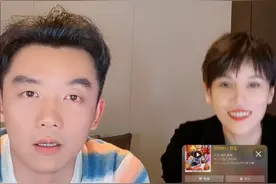 郑恺开直播，连线的人神似前女友，网友忍不住提醒苗苗还在看着呢图片