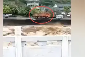 险！暴雨致路面垮塌货车被洪水卷走图片