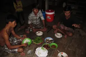 中国小伙骑行柬埔寨，误入农家却受邀晚餐，发现男女不能同桌吃饭图片